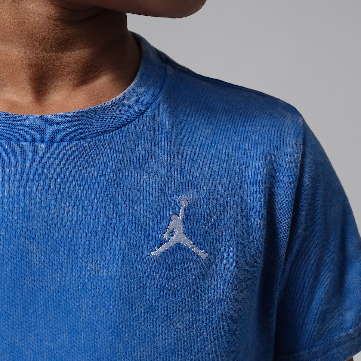 Playera bordada Air con efecto de lavado ácido infantil Jordan – Royal juego – vista 4
