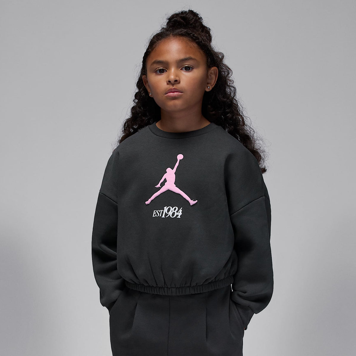 Sudadera de cuello redondo de tejido Fleece plisada para niños talla pequeña Jordan Jumpman Club – Sombrío apagado/Rosa/Blanco – vista 1