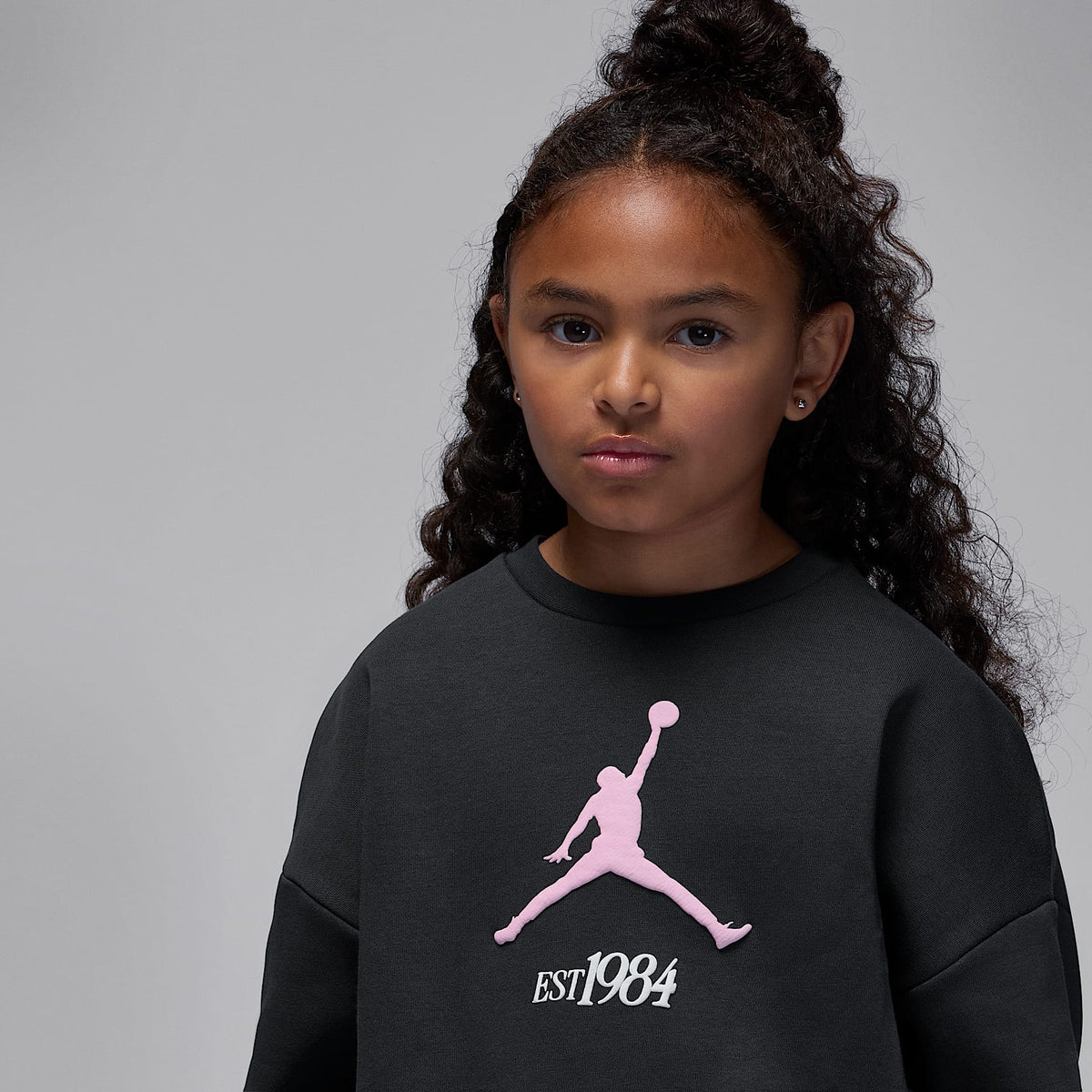 Sudadera de cuello redondo de tejido Fleece plisada para niños talla pequeña Jordan Jumpman Club – Sombrío apagado/Rosa/Blanco – vista 3