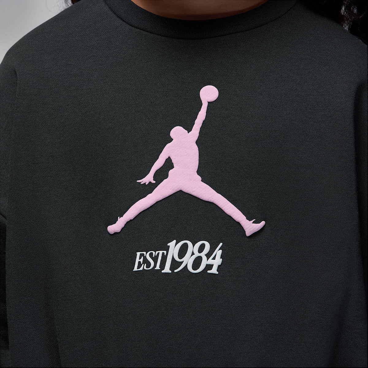 Sudadera de cuello redondo de tejido Fleece plisada para niños talla pequeña Jordan Jumpman Club – Sombrío apagado/Rosa/Blanco – vista 4