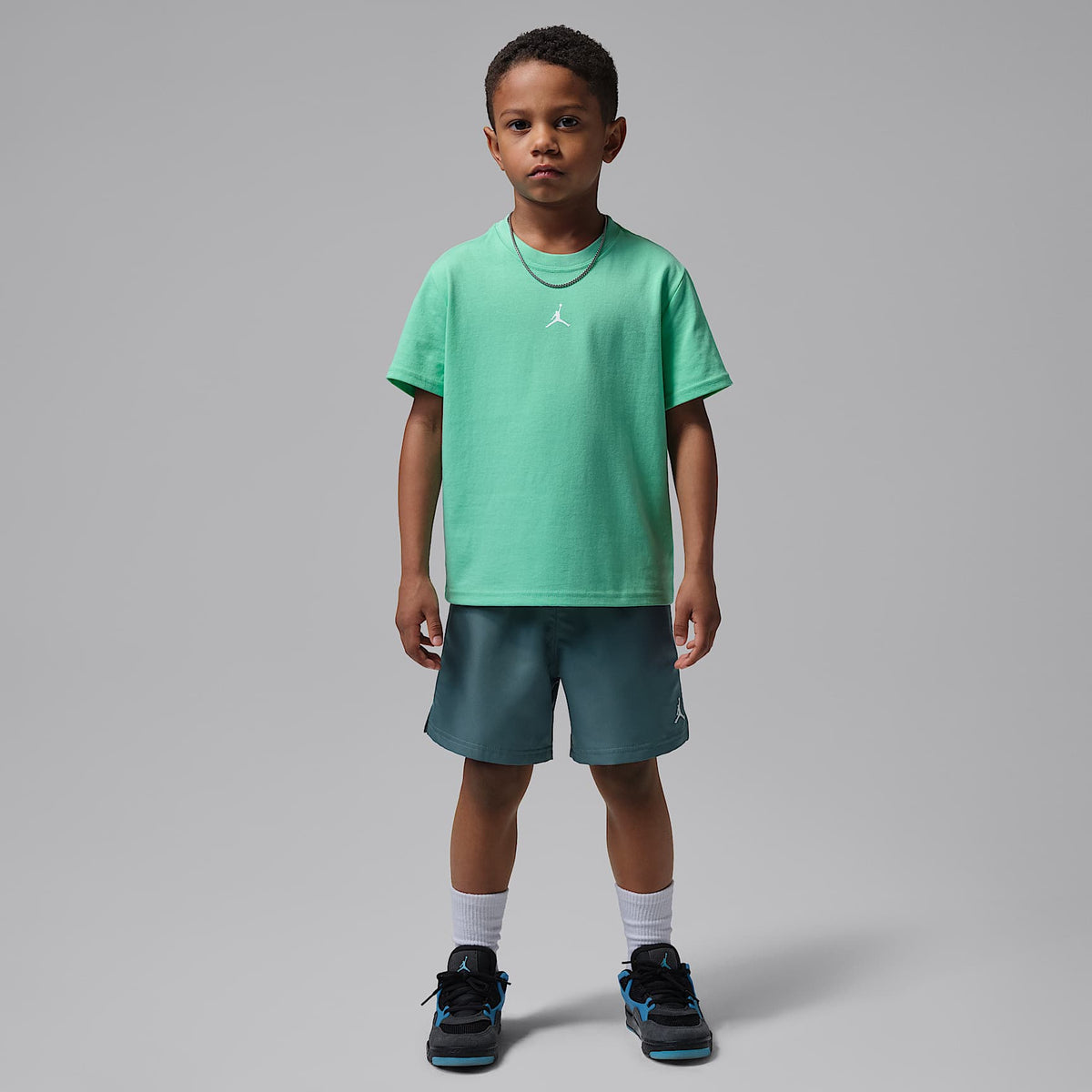 Conjunto de 2 piezas con shorts para jugar Jumpman de tejido Woven para niños talla pequeña Jordan – Verde ceniza – vista 1