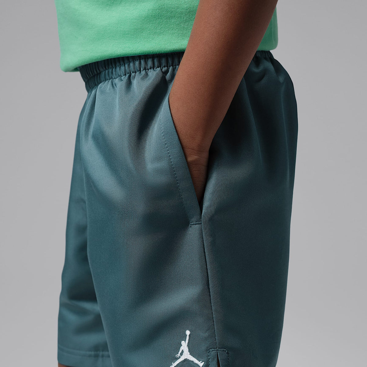 Conjunto de 2 piezas con shorts para jugar Jumpman de tejido Woven para niños talla pequeña Jordan – Verde ceniza – vista 6