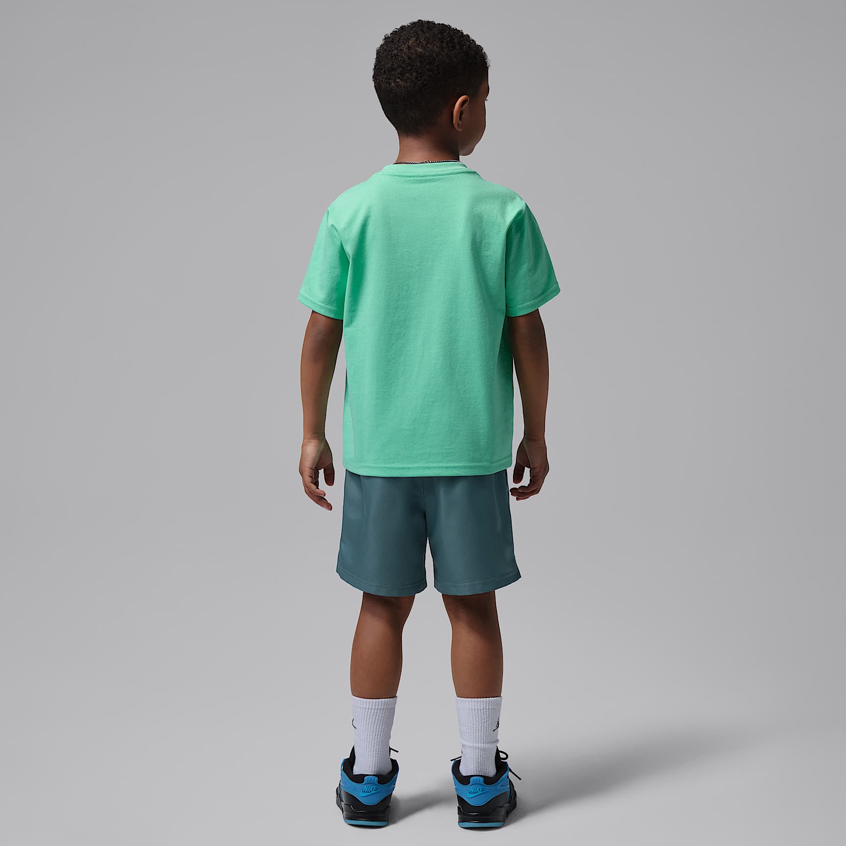 Conjunto de 2 piezas con shorts para jugar Jumpman de tejido Woven para niños talla pequeña Jordan – Verde ceniza – vista 2
