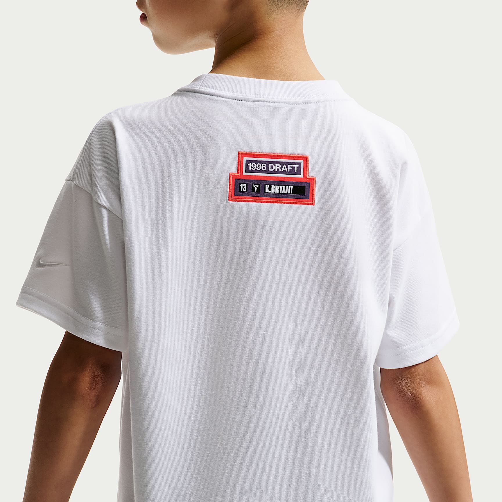 Playera Dri-FIT para niños talla grande Kobe – Blanco – vista 2