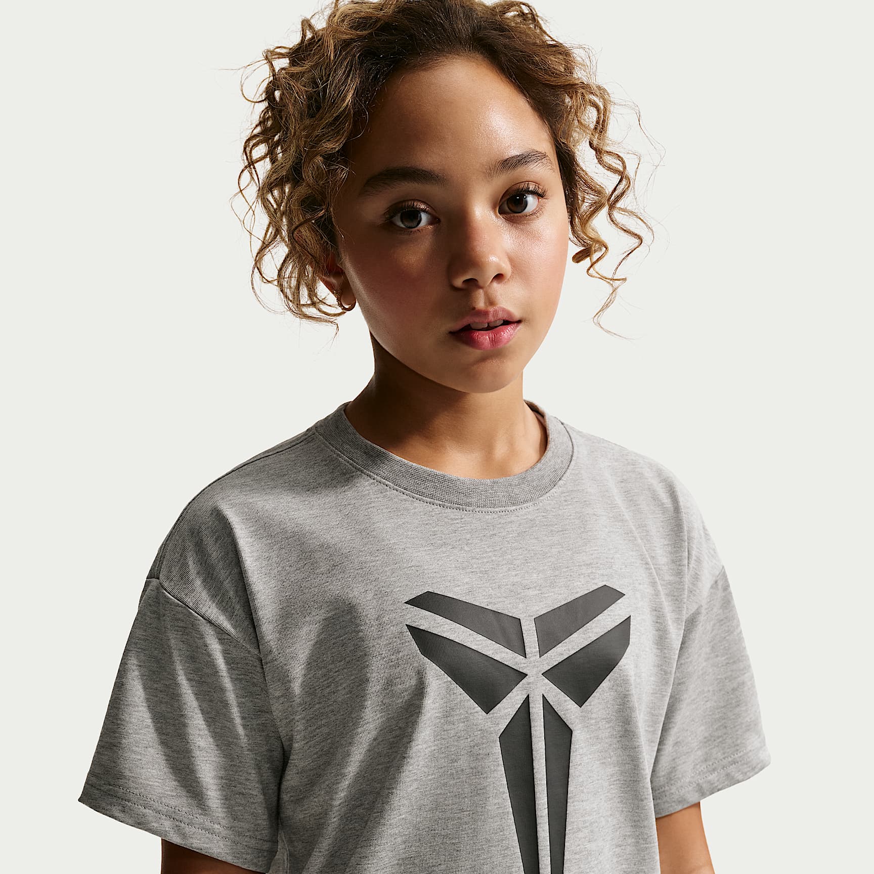 Playera Dri-FIT Max90 para niños talla grande Kobe – Gris oscuro jaspeado – vista 2