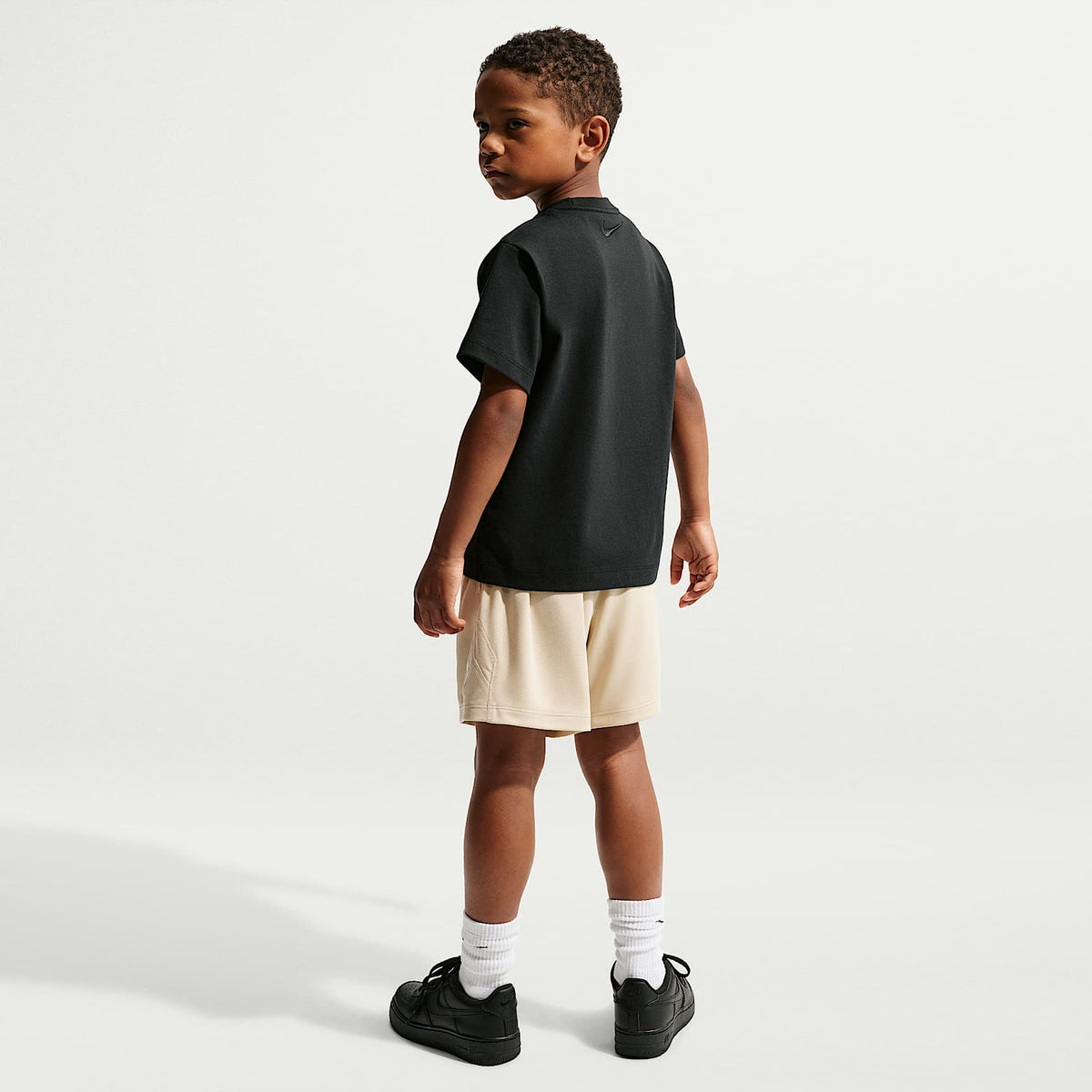 Playera Sheath de secado rápido para niños talla pequeña Nike – Negro – vista 5