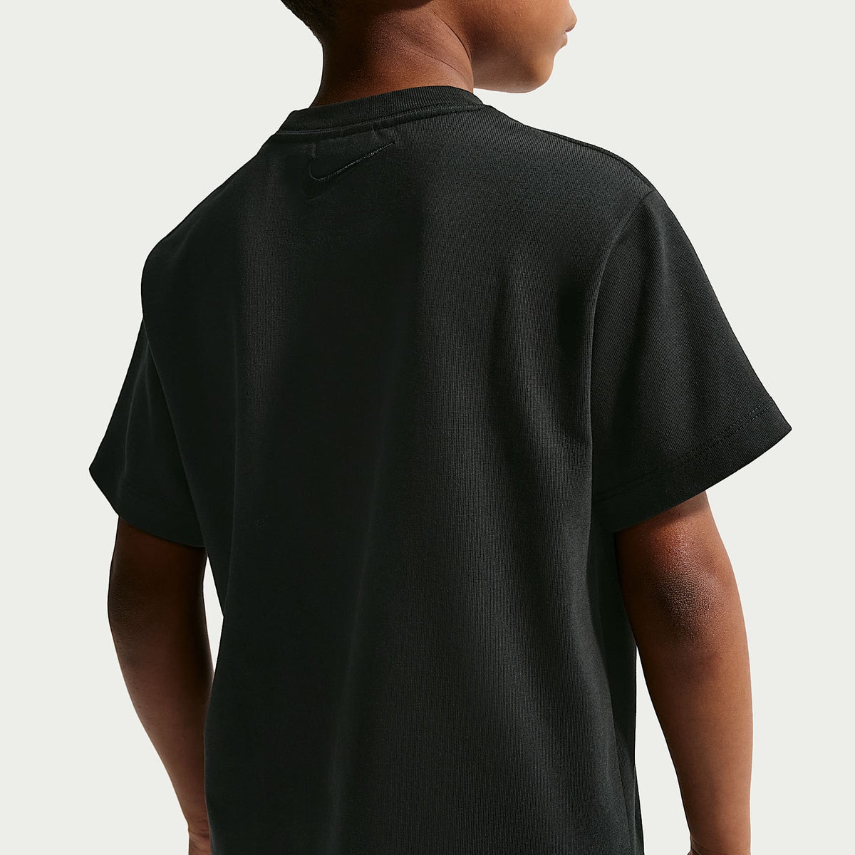 Playera Sheath de secado rápido para niños talla pequeña Nike – Negro – vista 2