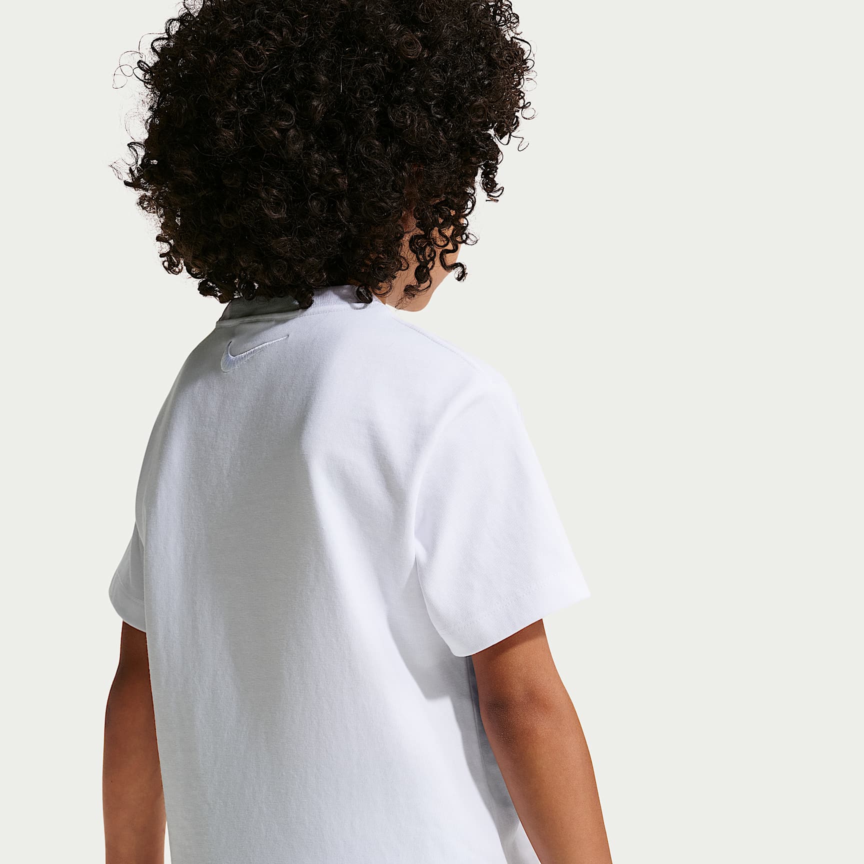 Playera Sheath de secado rápido para niños talla pequeña Nike – Blanco – vista 2