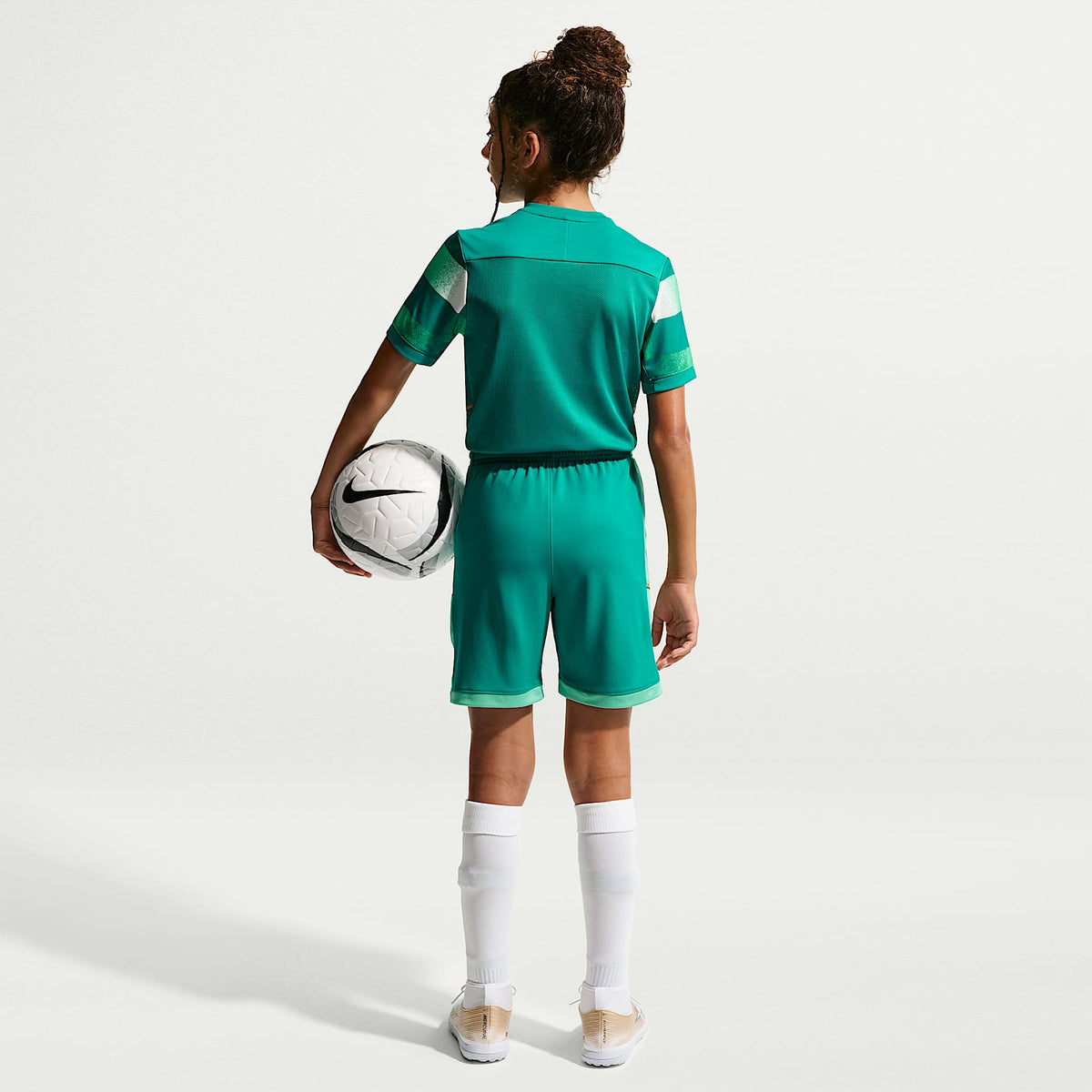 Shorts de futbol Nike Dri-FIT para niños talla grande Kylian Mbappé Academy – Azul verdoso Río/Menta claro/Oro metalizado – vista 7