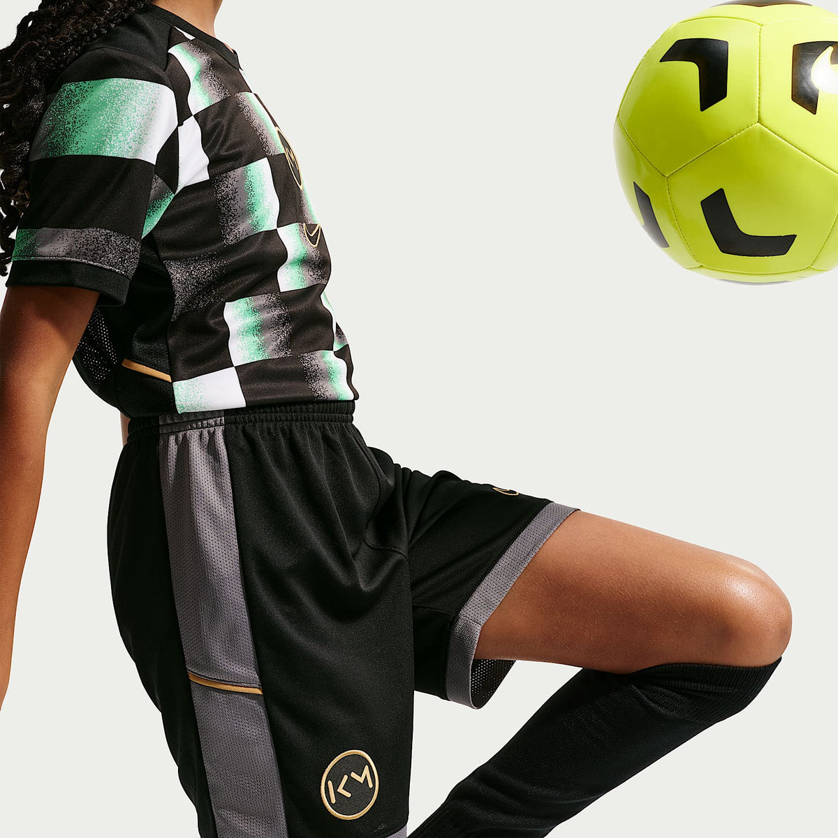 Shorts de futbol Nike Dri-FIT para niños talla grande Kylian Mbappé Academy – Negro/Gris humo/Oro metalizado – vista 5