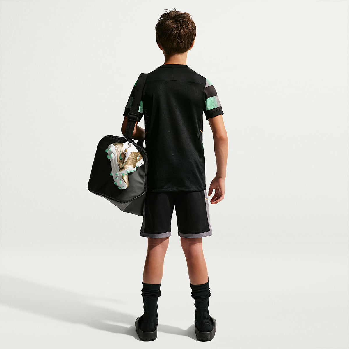 Shorts de futbol Nike Dri-FIT para niños talla grande Kylian Mbappé Academy – Negro/Gris humo/Oro metalizado – vista 6