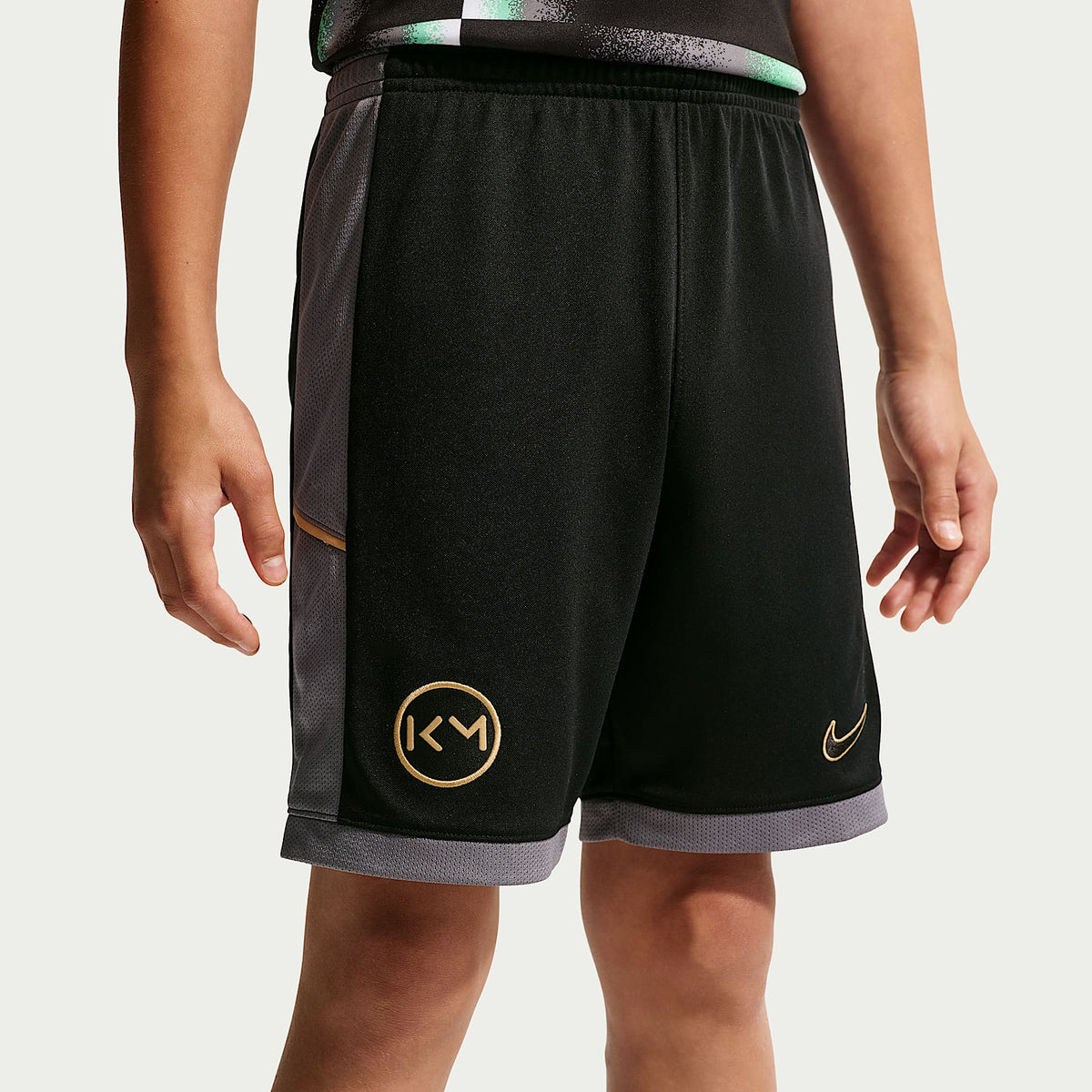 Shorts de futbol Nike Dri-FIT para niños talla grande Kylian Mbappé Academy – Negro/Gris humo/Oro metalizado – vista 2