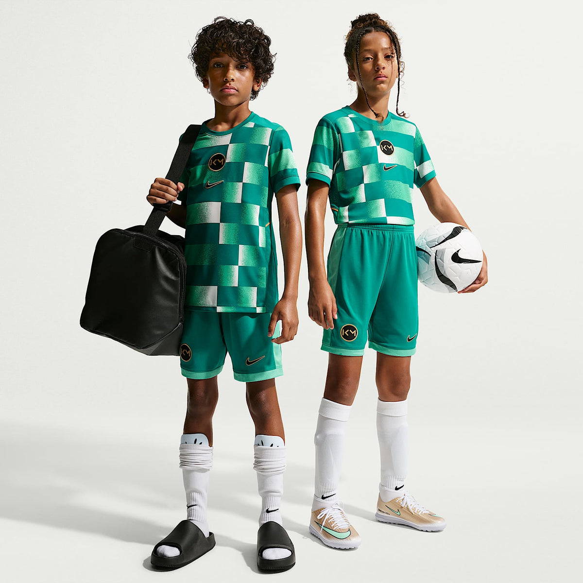 Shorts de futbol Nike Dri-FIT para niños talla grande Kylian Mbappé Academy – Azul verdoso Río/Menta claro/Oro metalizado – vista 1