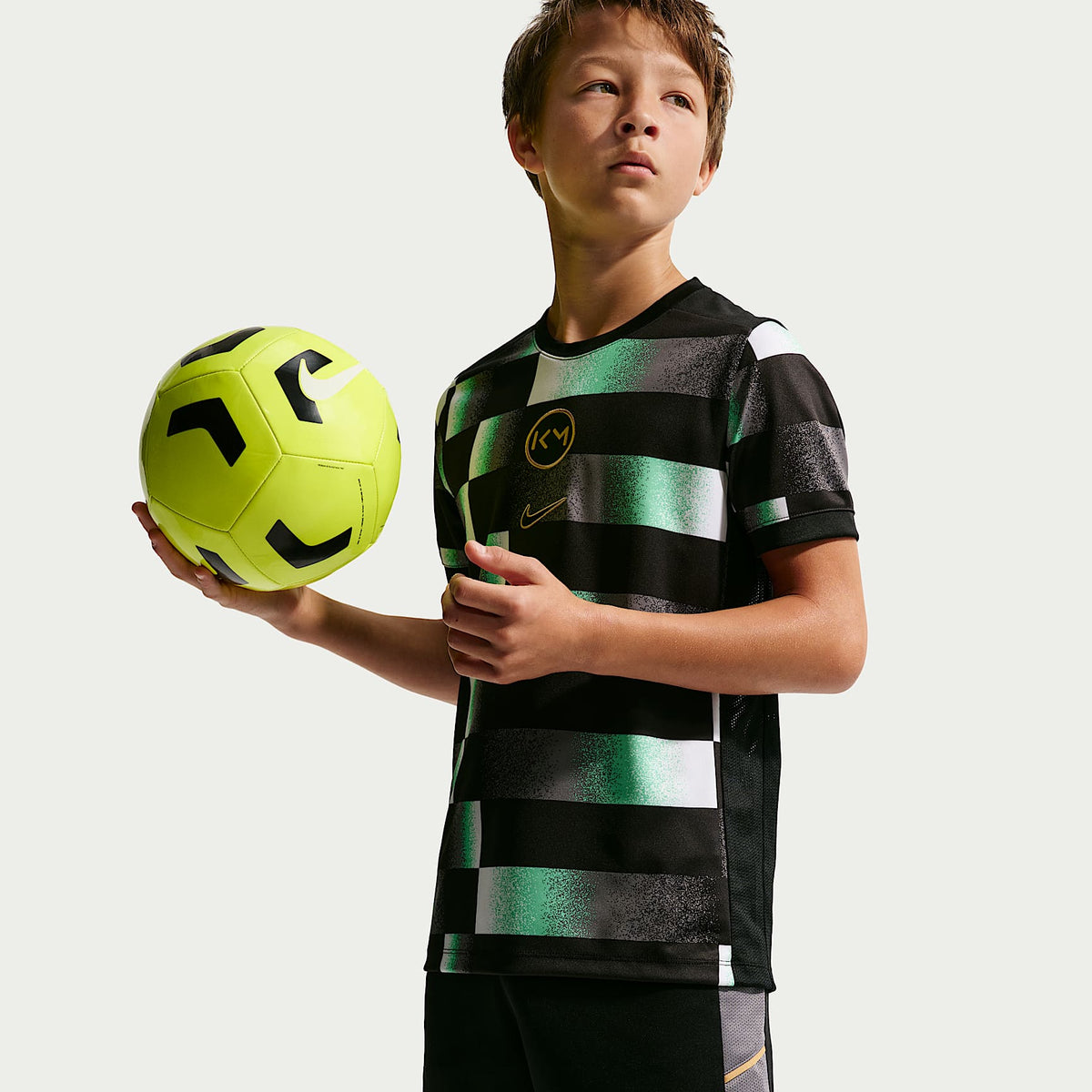 Shorts de futbol Nike Dri-FIT para niños talla grande Kylian Mbappé Academy – Negro/Gris humo/Oro metalizado – vista 4