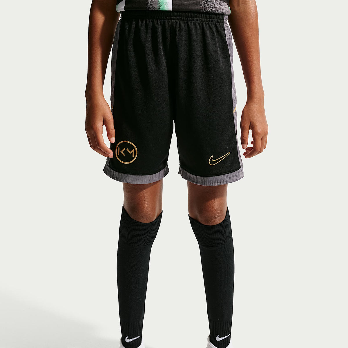 Shorts de futbol Nike Dri-FIT para niños talla grande Kylian Mbappé Academy – Negro/Gris humo/Oro metalizado – vista 3