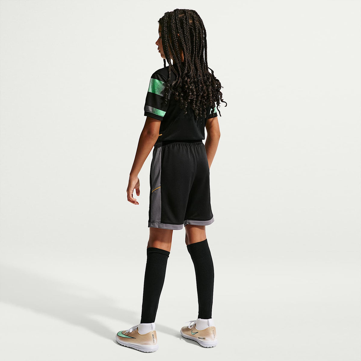 Shorts de futbol Nike Dri-FIT para niños talla grande Kylian Mbappé Academy – Negro/Gris humo/Oro metalizado – vista 7