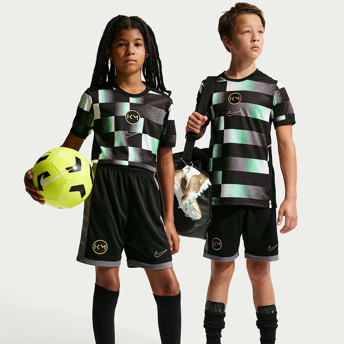 Shorts de futbol Nike Dri-FIT para niños talla grande Kylian Mbappé Academy – Negro/Gris humo/Oro metalizado – vista 1
