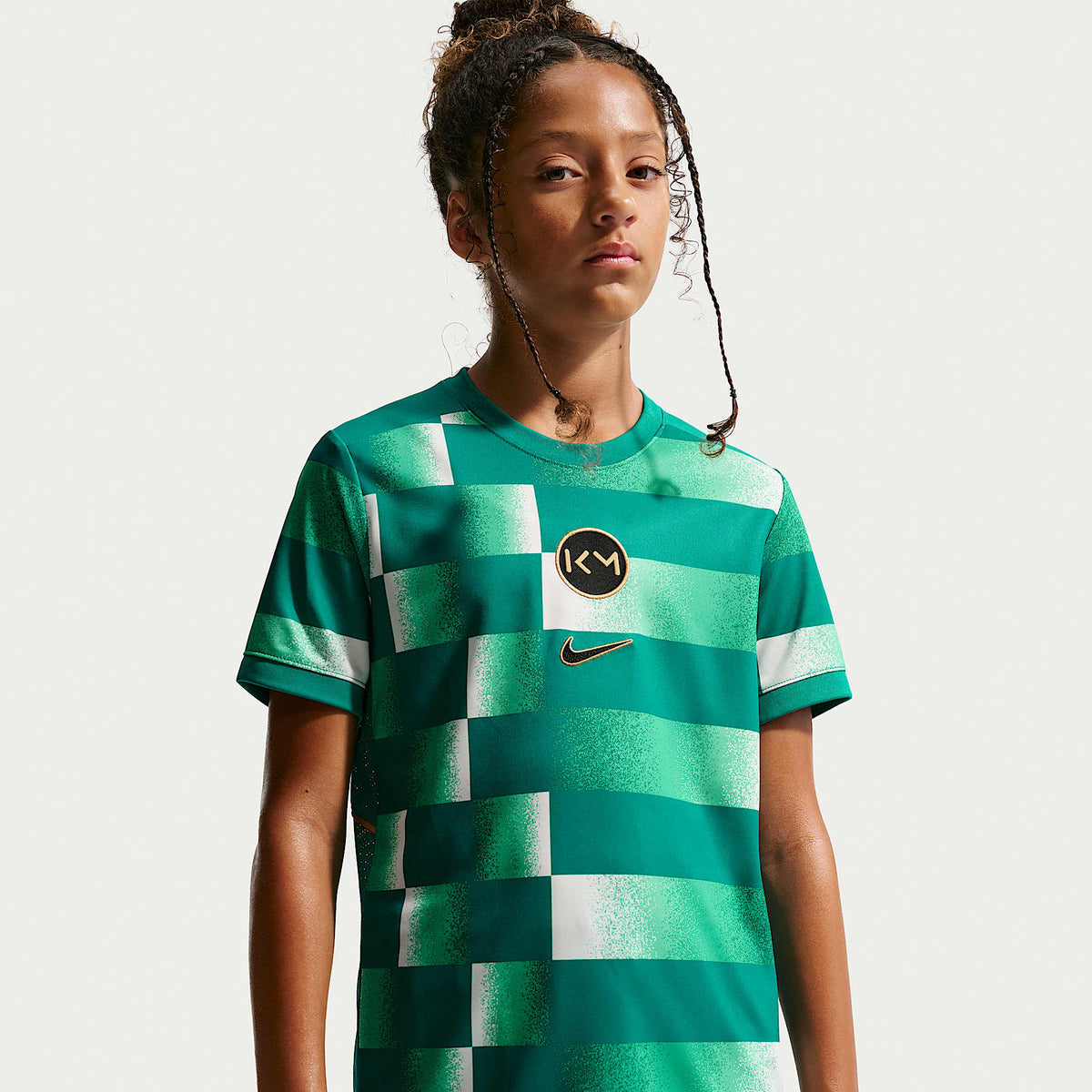Playera de futbol de manga corta Dri-FIT Kylian Mbappé Academy para niños talla grande – Azul verdoso Río/Oro elemental/Oro metalizado – vista 2