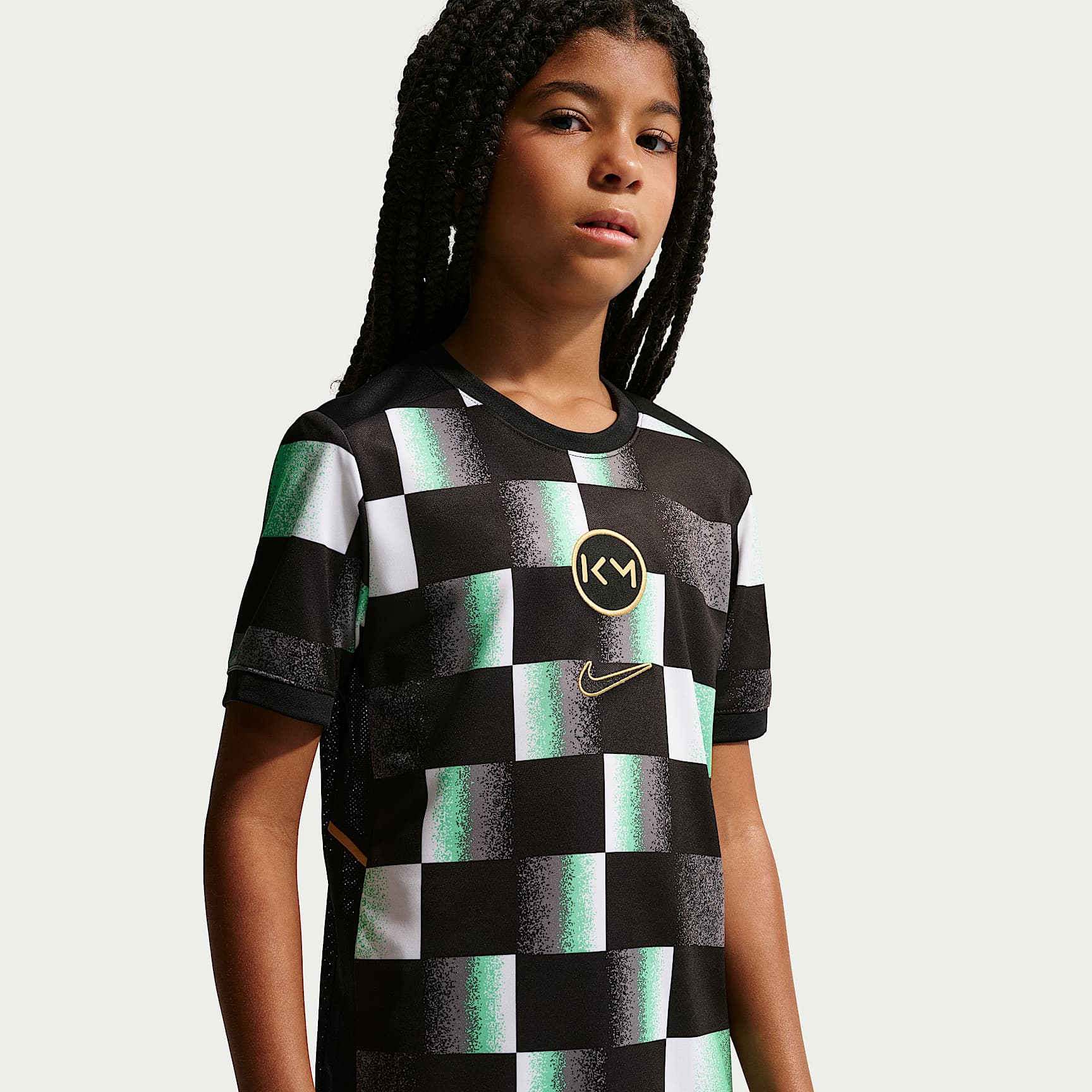 Playera de futbol de manga corta Dri-FIT Kylian Mbappé Academy para niños talla grande – Negro/Oro elemental/Oro metalizado – vista 2