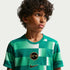Playera de futbol de manga corta Dri-FIT Kylian Mbappé Academy para niños talla grande – Azul verdoso Río/Oro elemental/Oro metalizado – vista 3