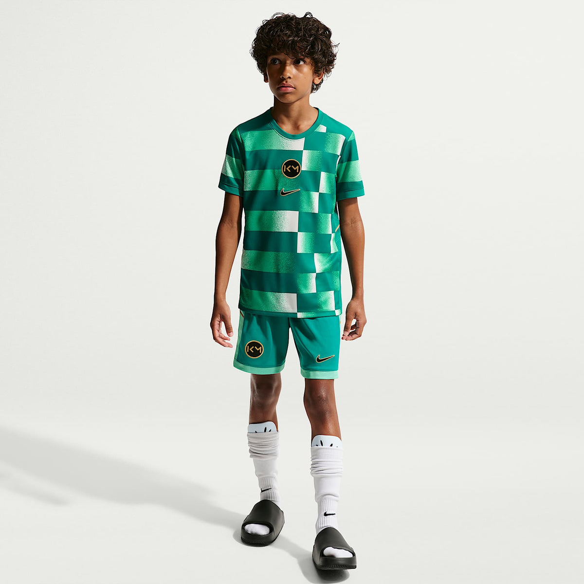 Playera de futbol de manga corta Dri-FIT Kylian Mbappé Academy para niños talla grande – Azul verdoso Río/Oro elemental/Oro metalizado – vista 7