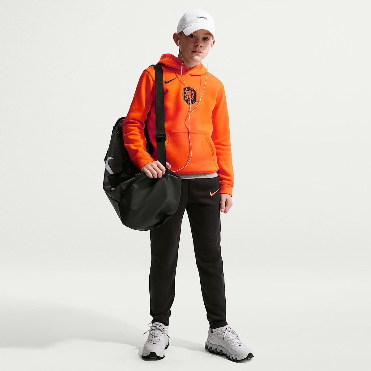 Sudadera con gorro sin cierre de fútbol Nike para niño talla grande Netherlands Club – Naranja seguridad/Negro – vista 4