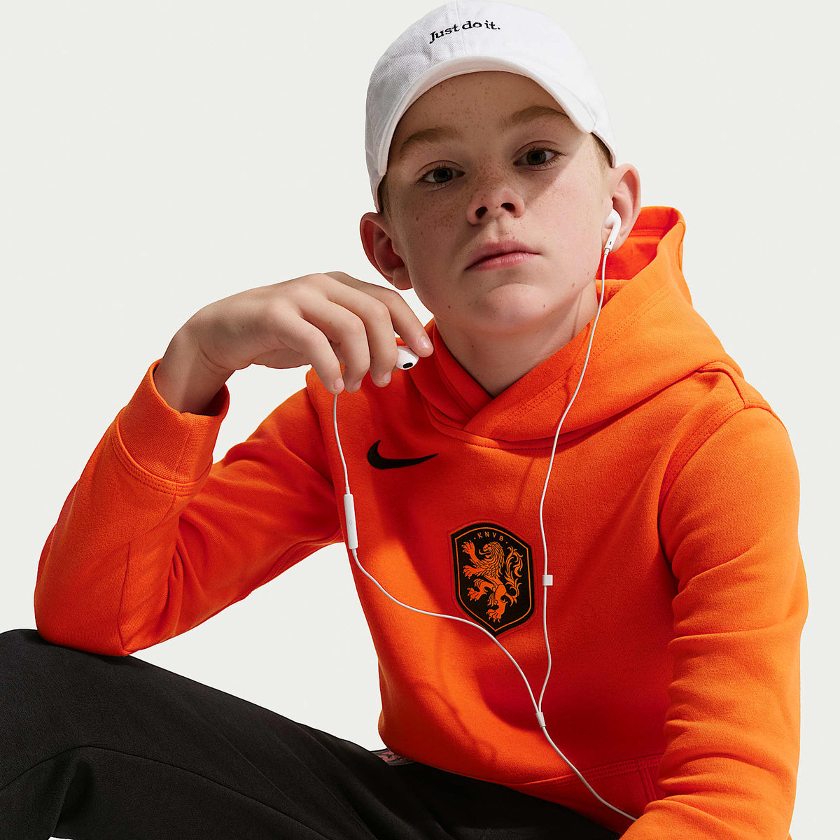 Sudadera con gorro sin cierre de fútbol Nike para niño talla grande Netherlands Club – Naranja seguridad/Negro – vista 3