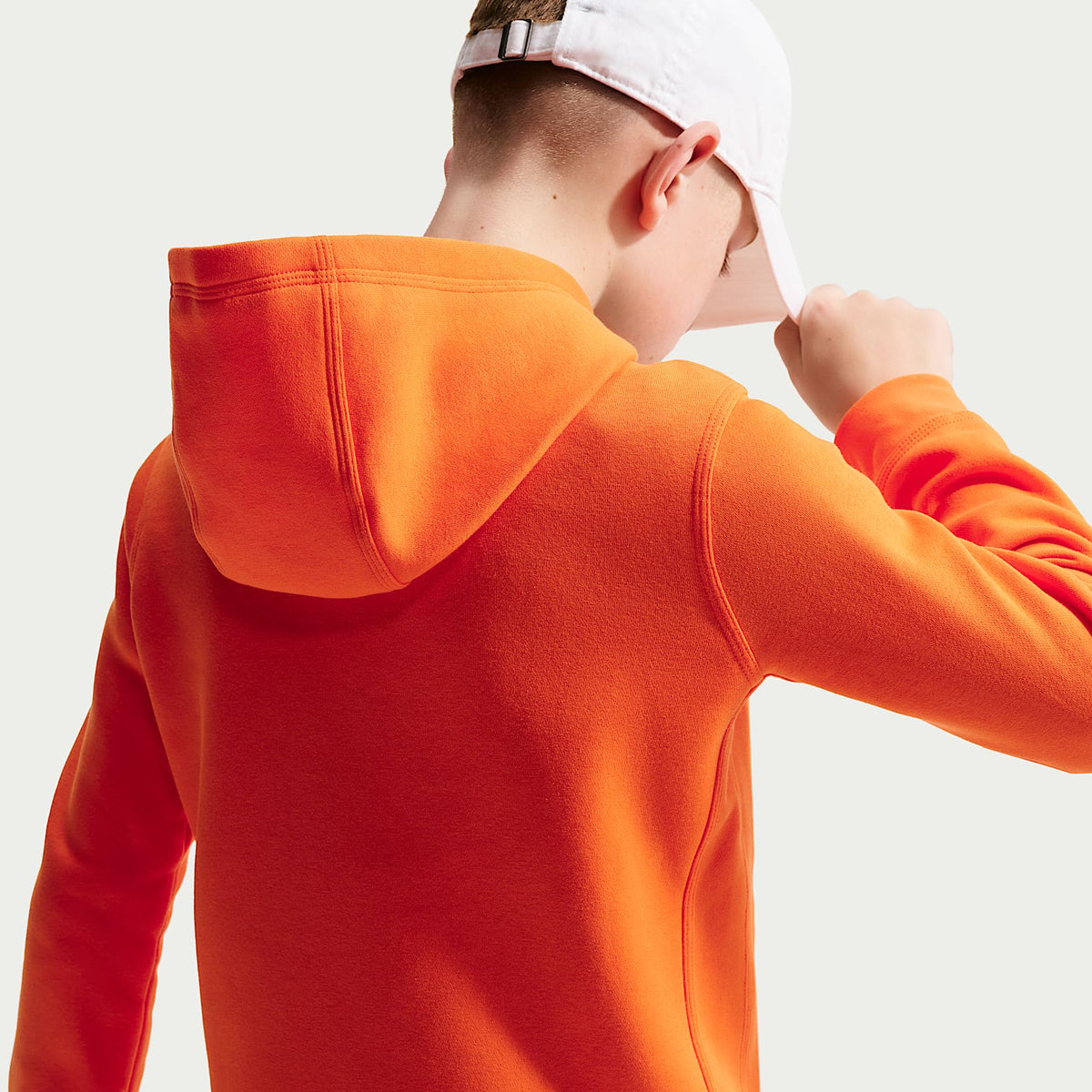 Sudadera con gorro sin cierre de fútbol Nike para niño talla grande Netherlands Club – Naranja seguridad/Negro – vista 2
