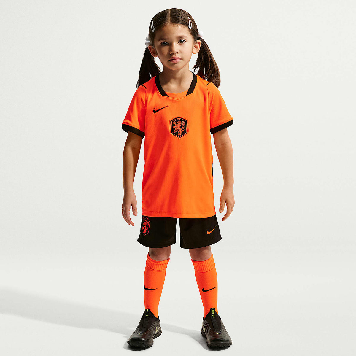Kit de 3 piezas de fútbol Nike Replica para niños talla pequeña Netherlands local 2026 Stadium – Hipercarmesí/Negro – vista 1
