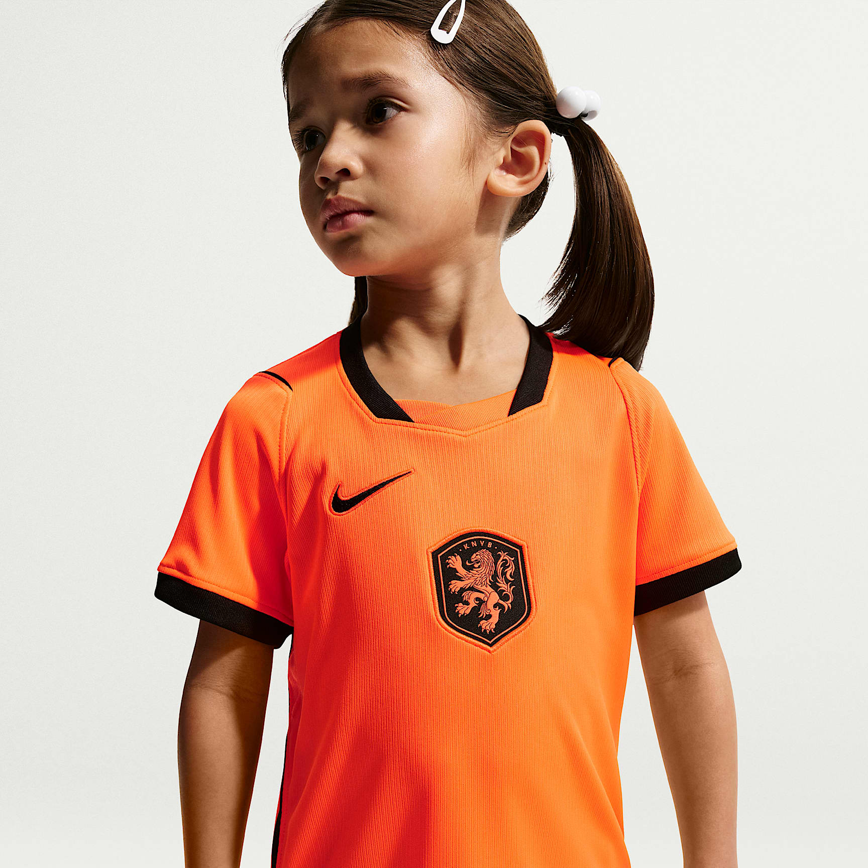 Kit de 3 piezas de fútbol Nike Replica para niños talla pequeña Netherlands local 2026 Stadium – Hipercarmesí/Negro – vista 2