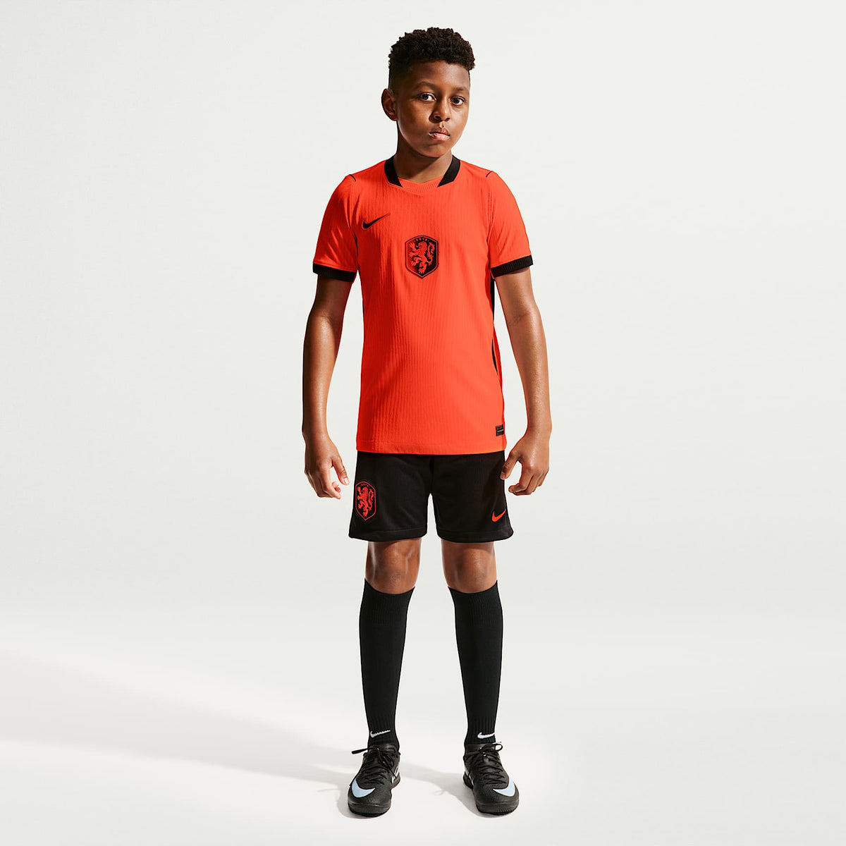 Jersey de futbol Nike Aero-FIT de la selección de Países Bajos local 2026 Match para niños talla grande – Hipercarmesí/Negro – vista 7