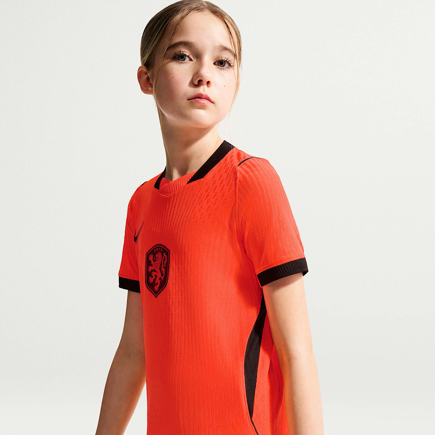 Jersey de futbol Nike Aero-FIT de la selección de Países Bajos local 2026 Match para niños talla grande – Hipercarmesí/Negro – vista 2