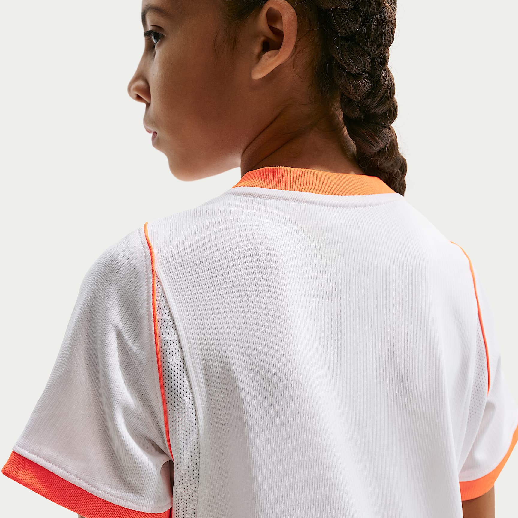 Jersey de futbol Nike Dri-FIT de la selección nacional de Países Bajos visitante 2026 Stadium para niños talla grande – Blanco/Hipercarmesí/Negro – vista 2