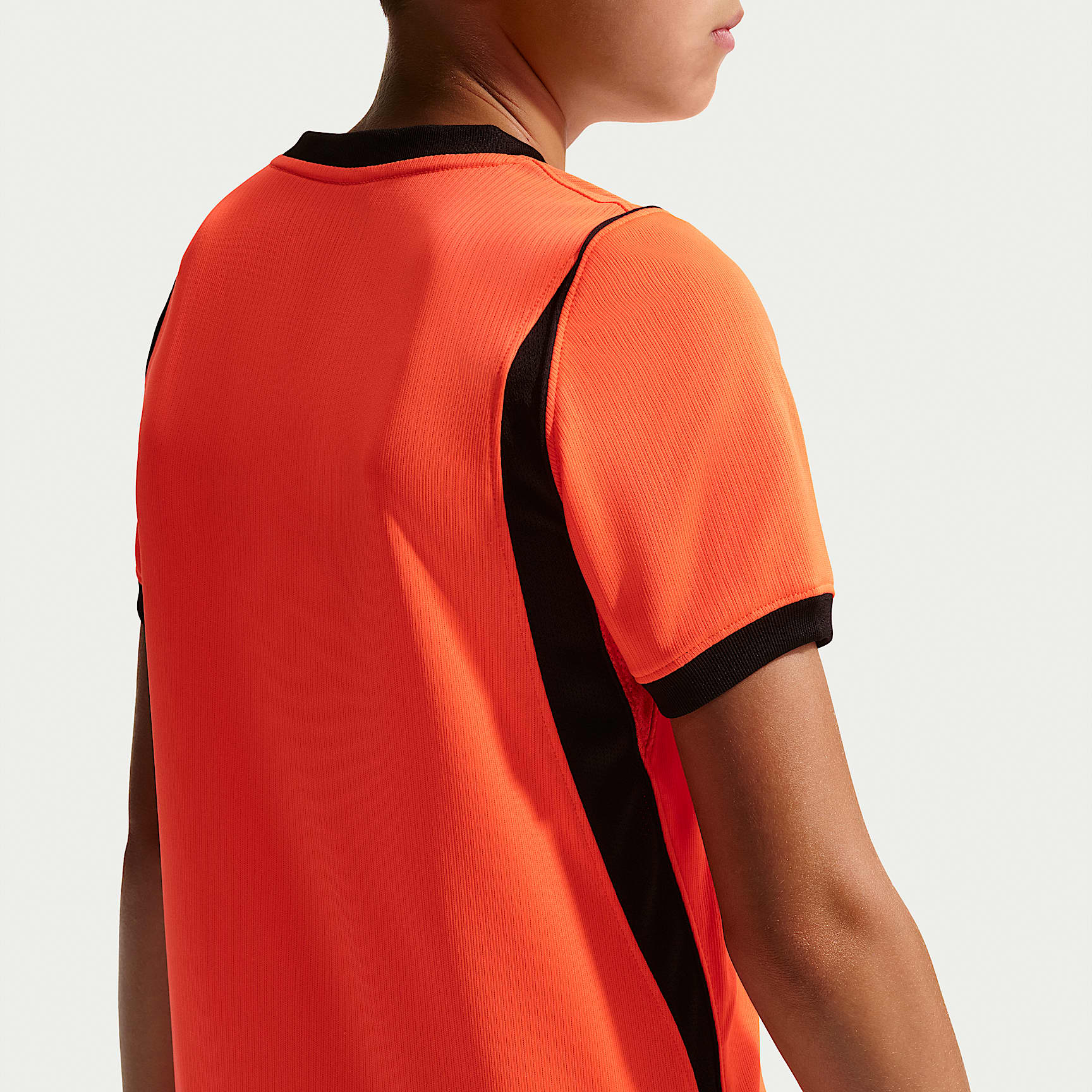 Jersey de futbol Nike Dri-FIT de la selección nacional de Países Bajos local 2026 Stadium para niños talla grande – Hipercarmesí/Negro – vista 2