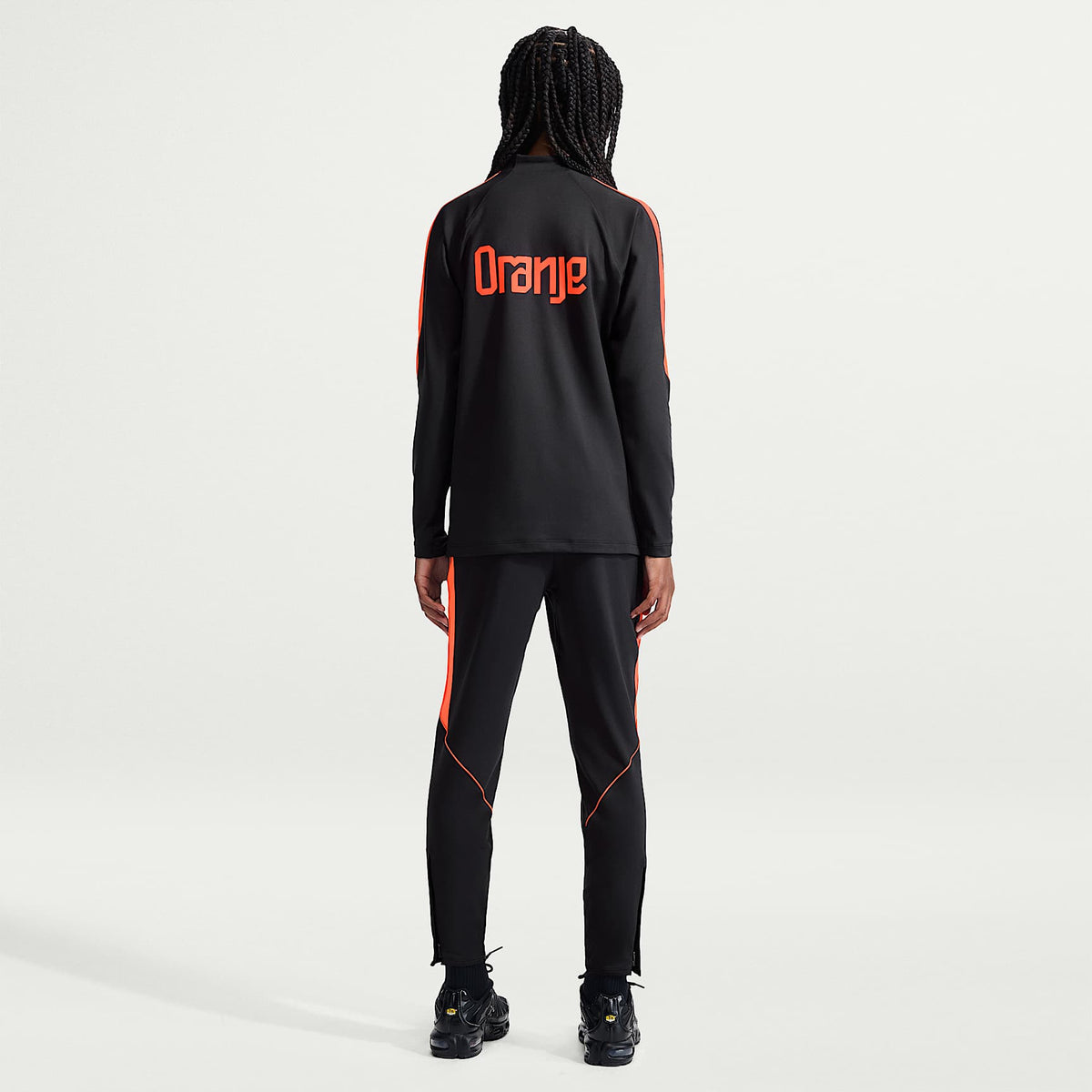 Playera de entrenamiento de fútbol Nike Dri-FIT para niños talla grande de Países Bajos Strike – Negro/Hipercarmesí/Hipercarmesí – vista 5