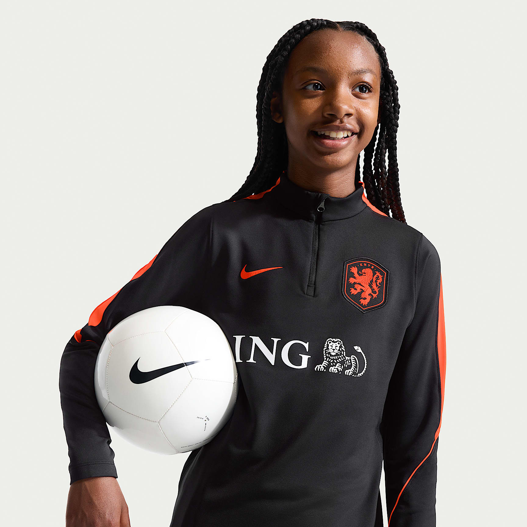 Playera de entrenamiento de fútbol Nike Dri-FIT para niños talla grande de Países Bajos Strike – Negro/Hipercarmesí/Hipercarmesí – vista 1