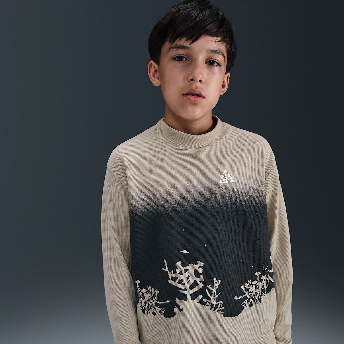 Playera de manga larga con diseño tipo waffle para niños talla grande Nike ACG – Caqui desierto/Blanco cumbre – vista 3