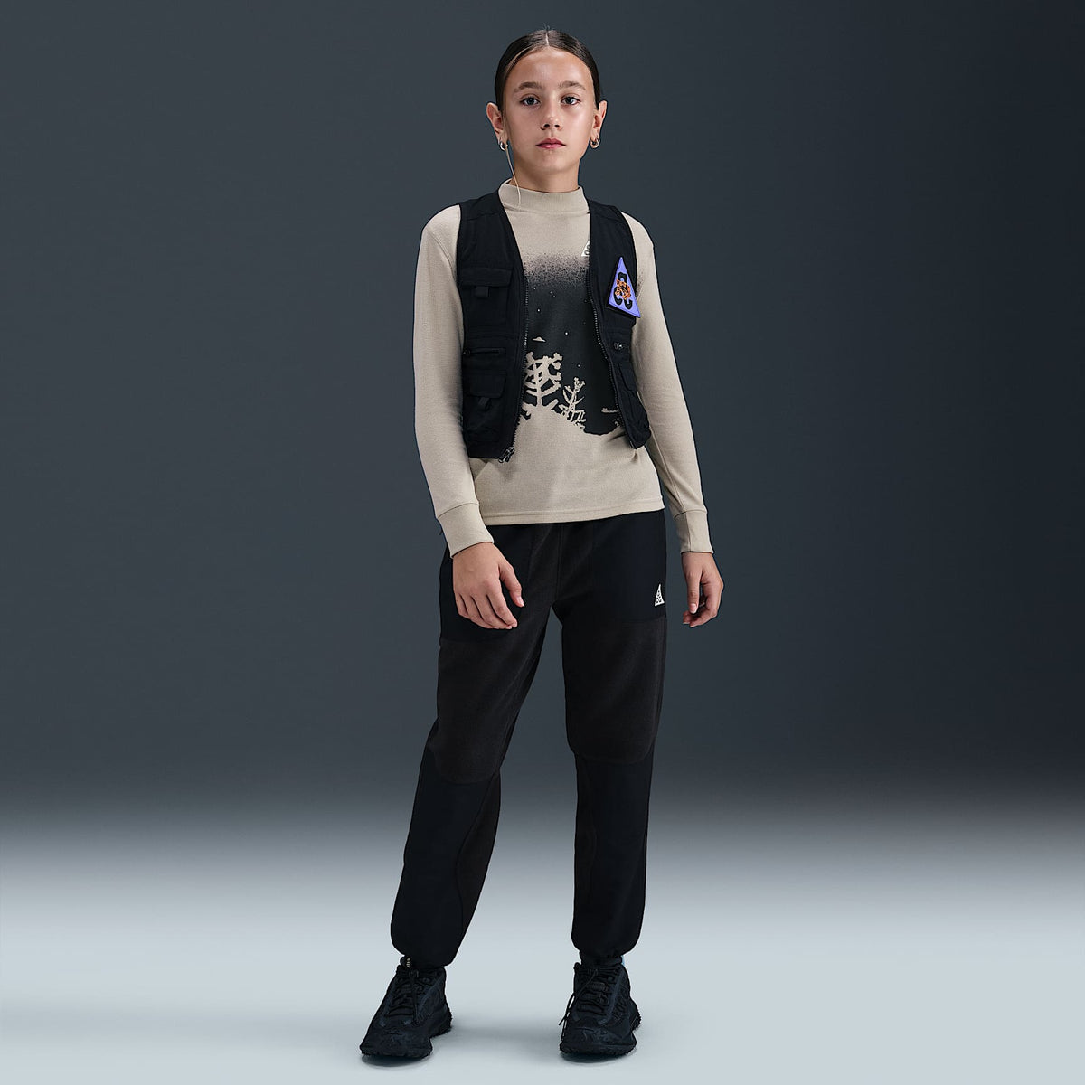 Playera de manga larga con diseño tipo waffle para niños talla grande Nike ACG – Caqui desierto/Blanco cumbre – vista 6