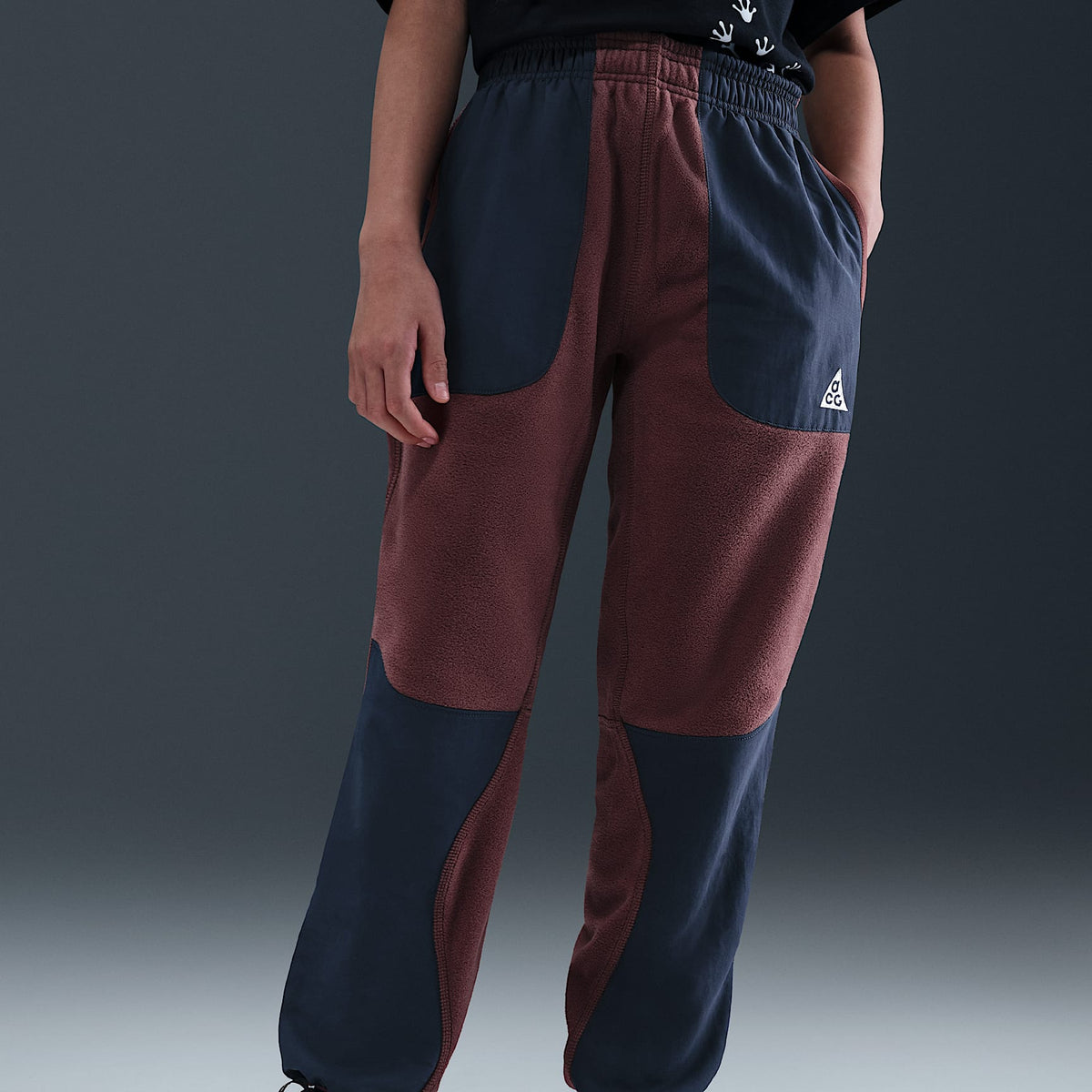 Pants Polartec® para niños talla grande Nike ACG "Wolf Tree" – Rojo sepia/Trueno azul/Blanco cumbre – vista 3