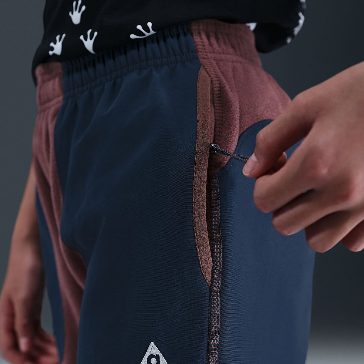 Pants Polartec® para niños talla grande Nike ACG "Wolf Tree" – Rojo sepia/Trueno azul/Blanco cumbre – vista 8