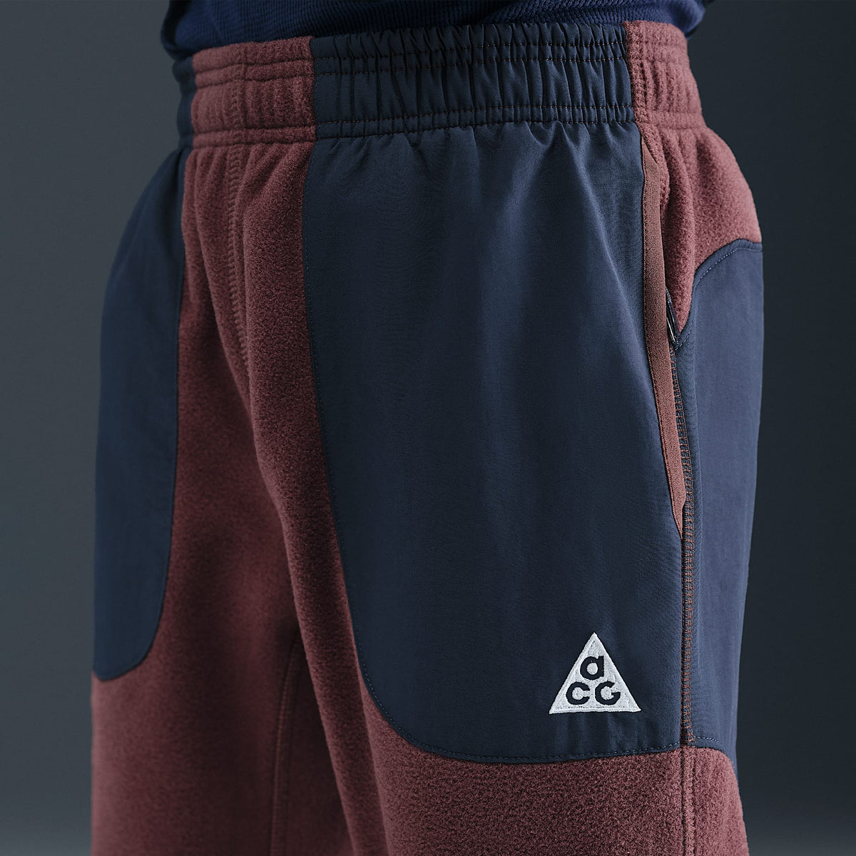 Pants Polartec® para niños talla grande Nike ACG "Wolf Tree" – Rojo sepia/Trueno azul/Blanco cumbre – vista 2