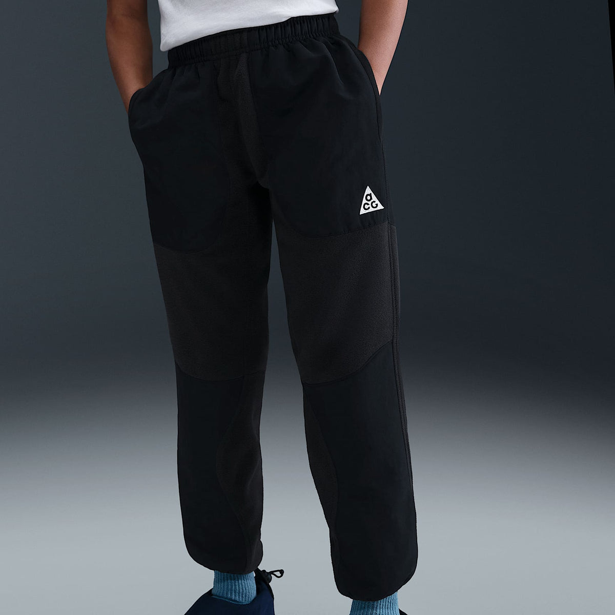 Pants Polartec® para niños talla grande Nike ACG "Wolf Tree" – Negro/Negro/Blanco cumbre – vista 3