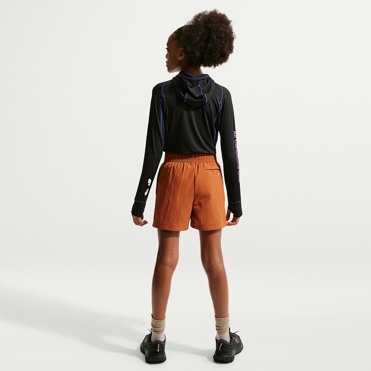 Playera de manga larga con protección contra los rayos UV para niños talla grande Nike ACG – Negro/Negro/Blanco cumbre – vista 5