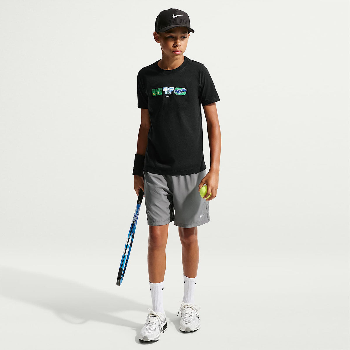 Playera para niño talla grande NikeCourt – Negro – vista 4