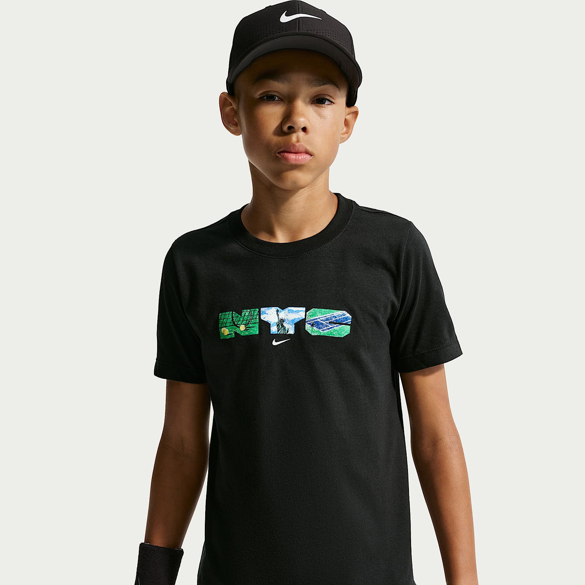 Playera para niño talla grande NikeCourt – Negro – vista 1
