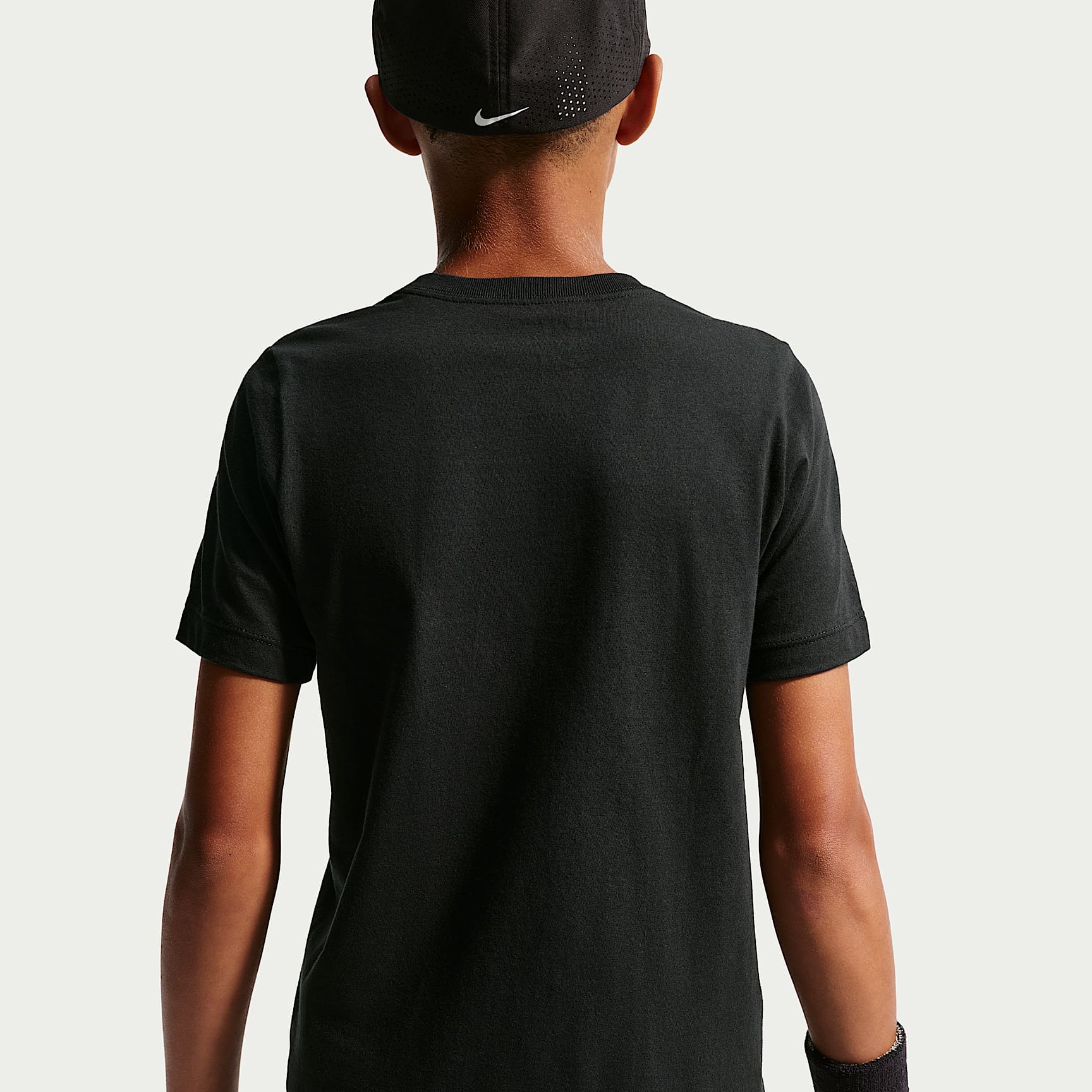 Playera para niño talla grande NikeCourt – Negro – vista 2