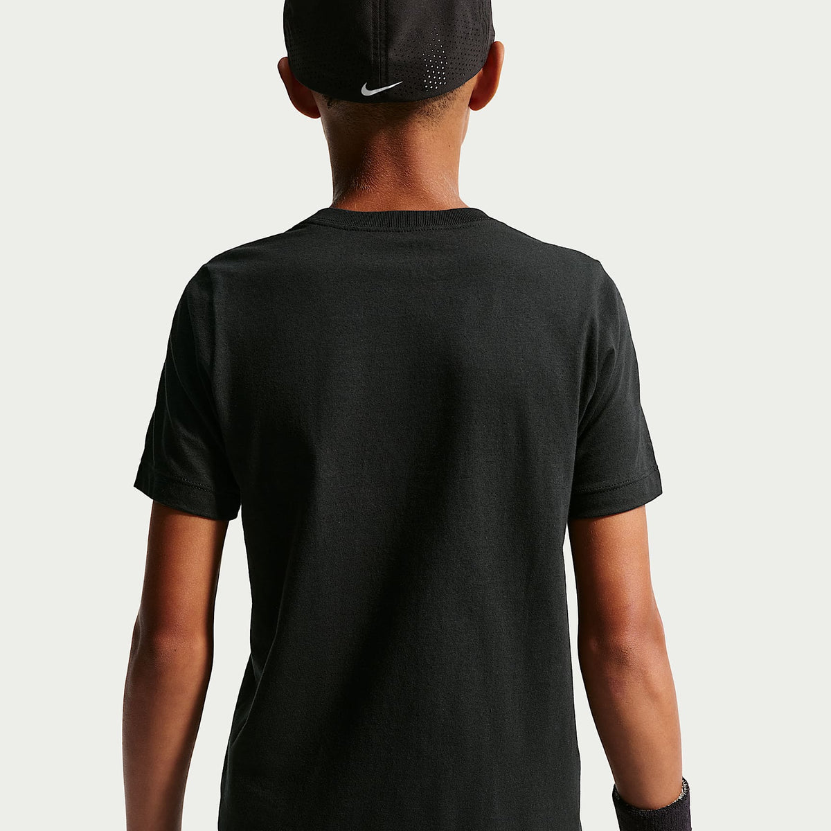 Playera para niño talla grande NikeCourt – Negro – vista 2