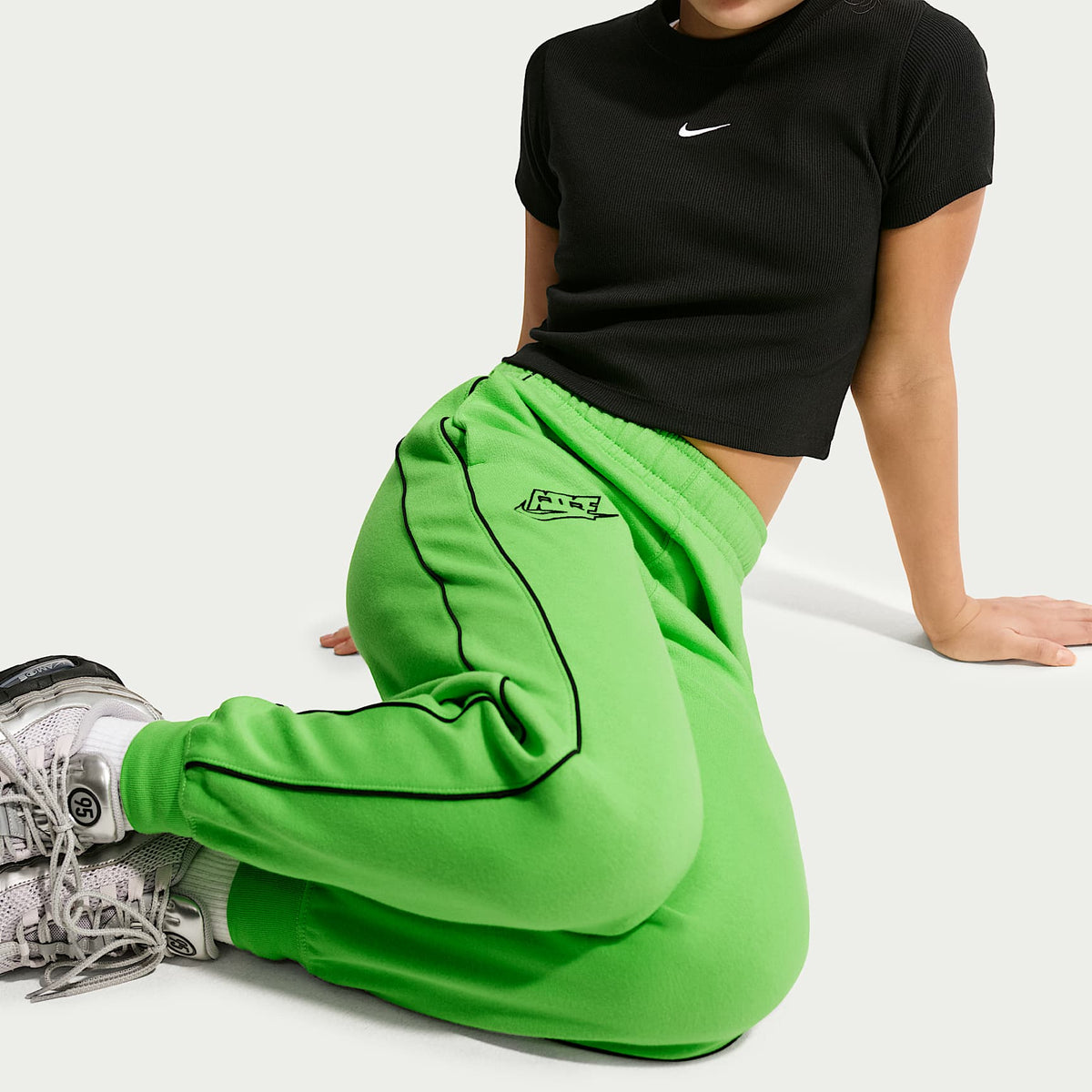 Joggers de tejido Fleece para niños talla grande Nike Air – Verde medio/Negro/Negro – vista 4