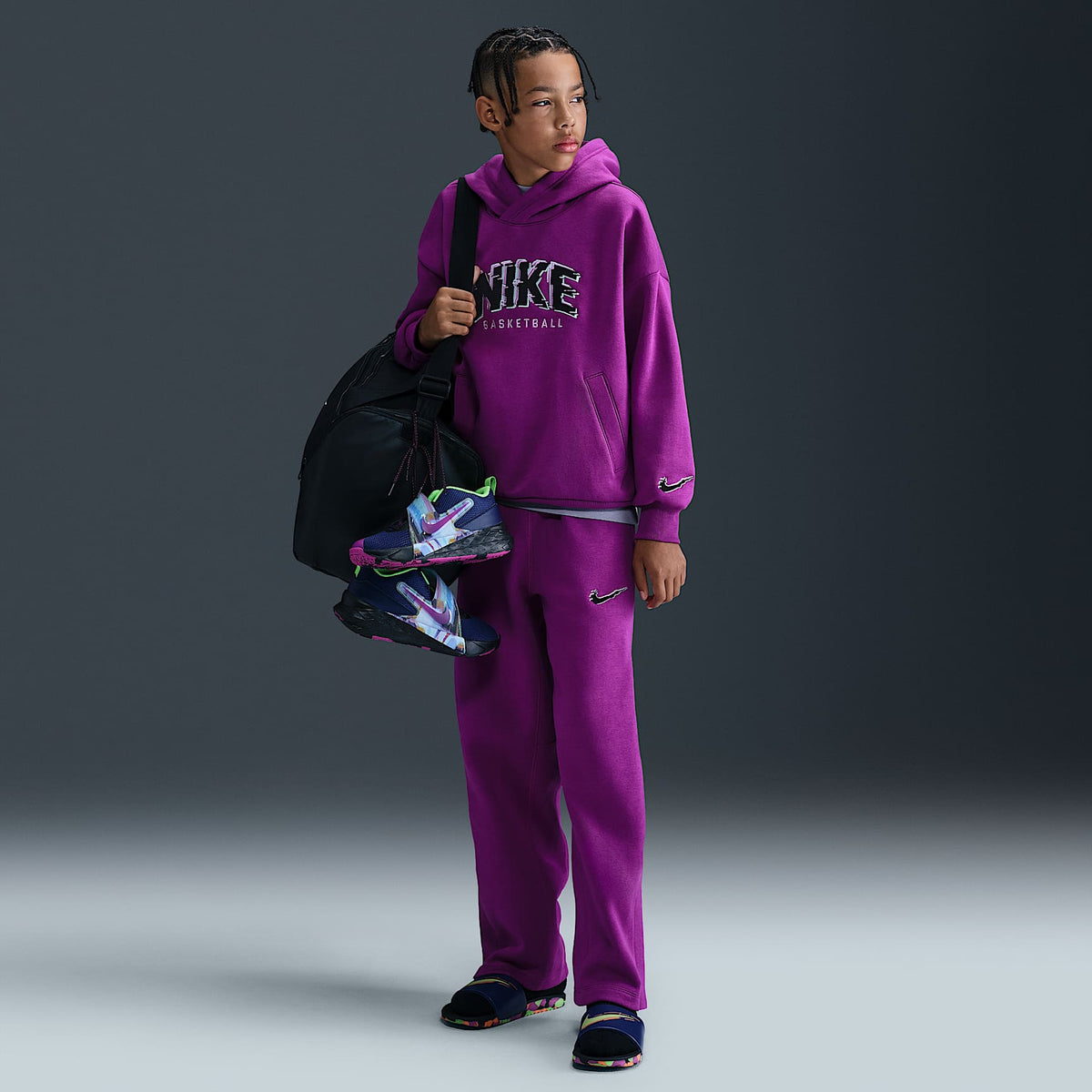 Pants de tejido Fleece para niños talla grande Nike Culture of Basketball – Baya resaltado/Negro – vista 1