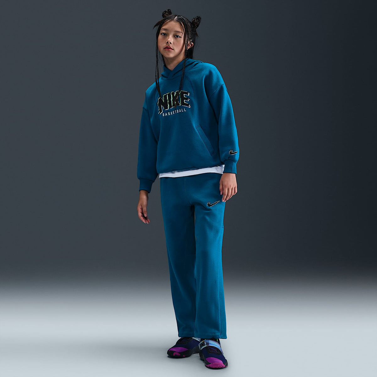 Pants de tejido Fleece para niños talla grande Nike Culture of Basketball – Verde abismo/Negro – vista 1